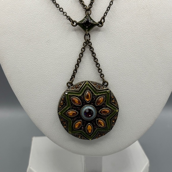 Vintage Avon Medallion Pendant Necklace JP429 - Picture 3 of 11